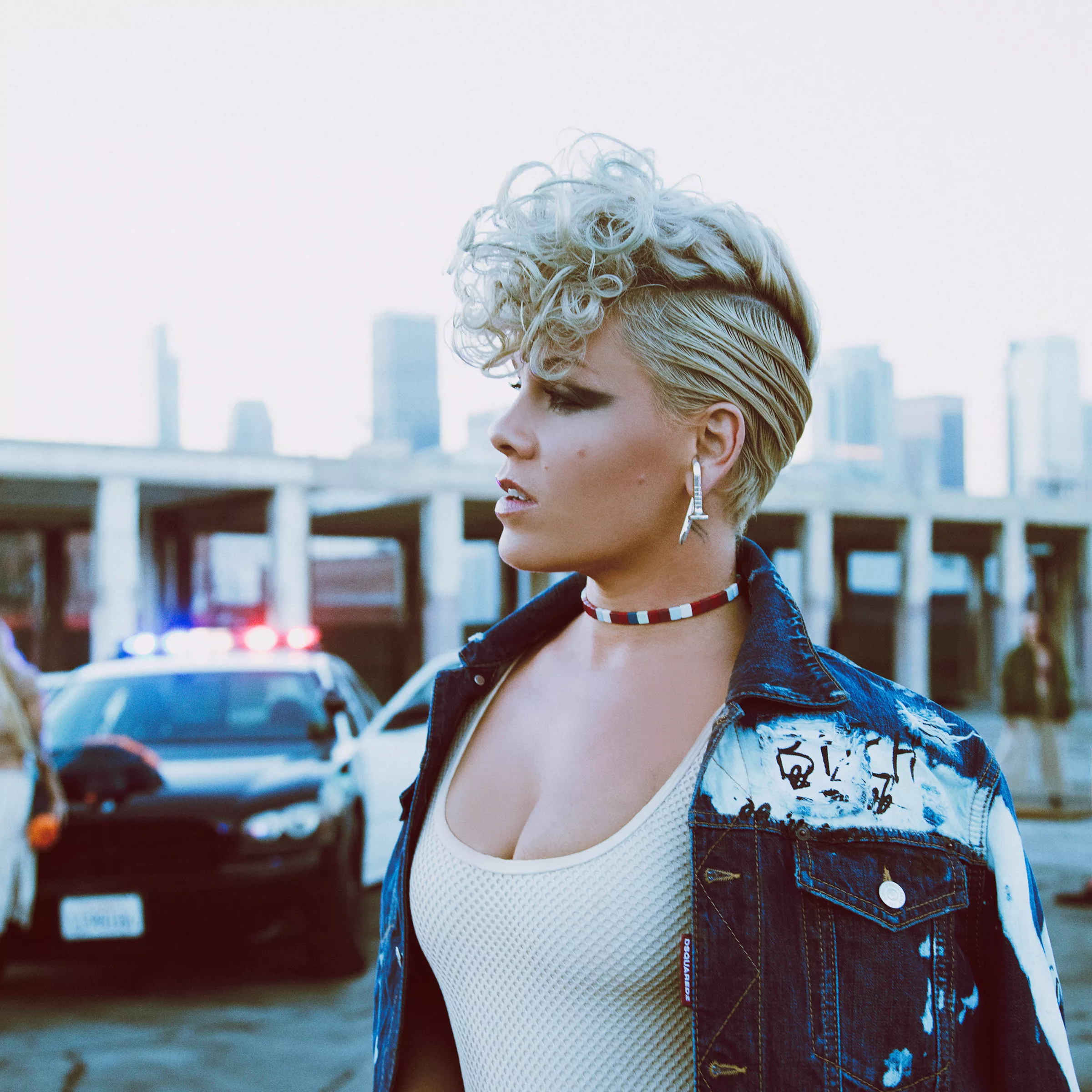 Pinks entourage i flybrand i Danmark