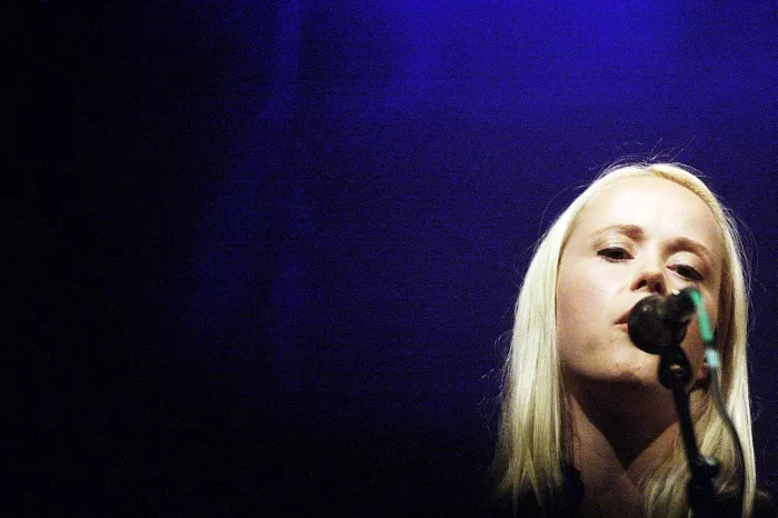 Tina Dickow spiller med DR UnderholdningsOrkestret