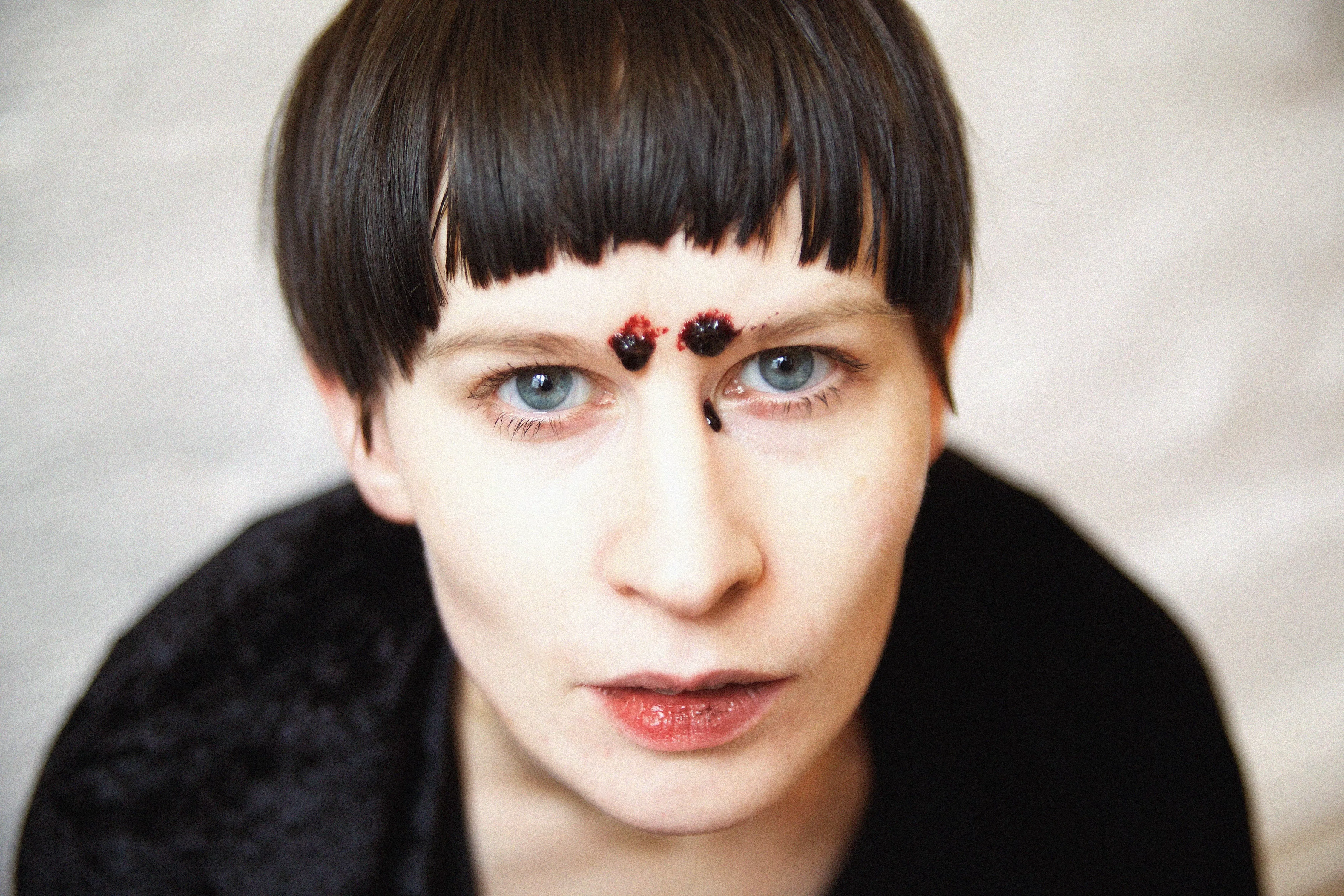 Albumaktuelle Jenny Hval giver dansk koncert