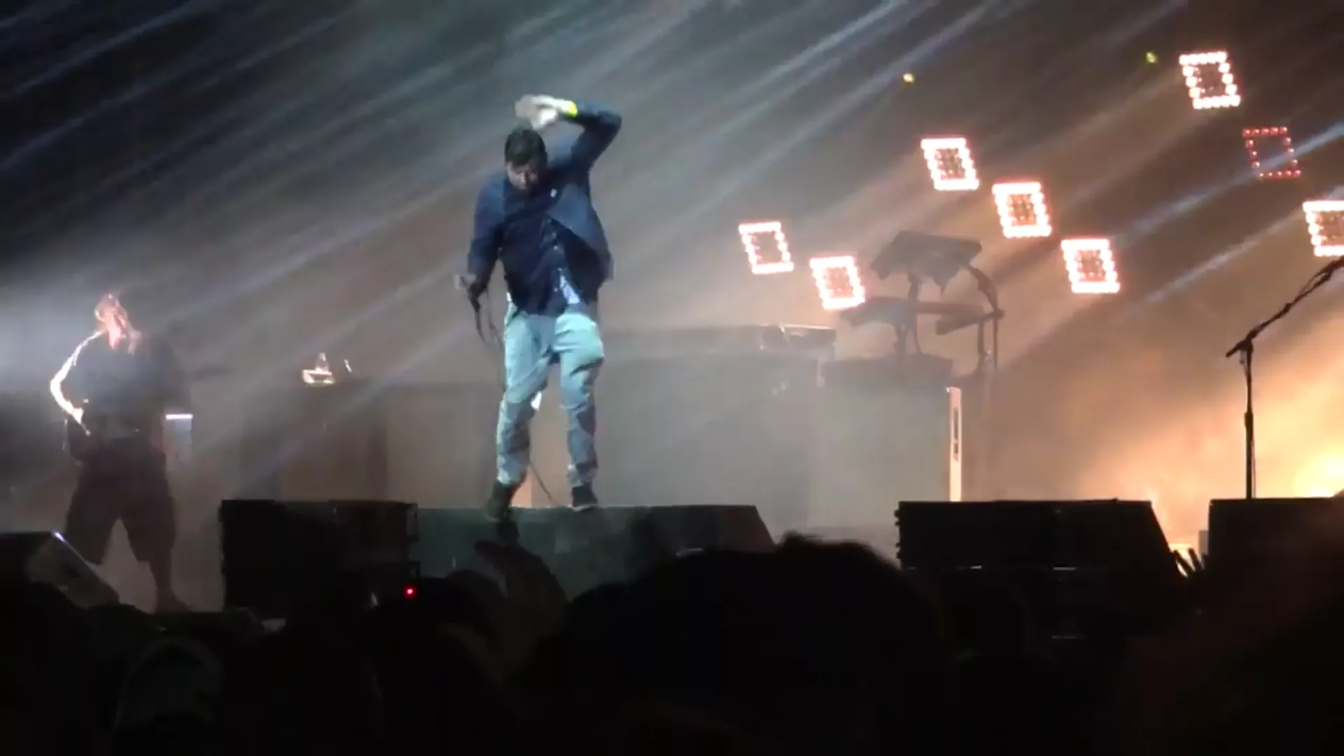 Här bryter Deftones-frontaren foten – men fortsätter ändå