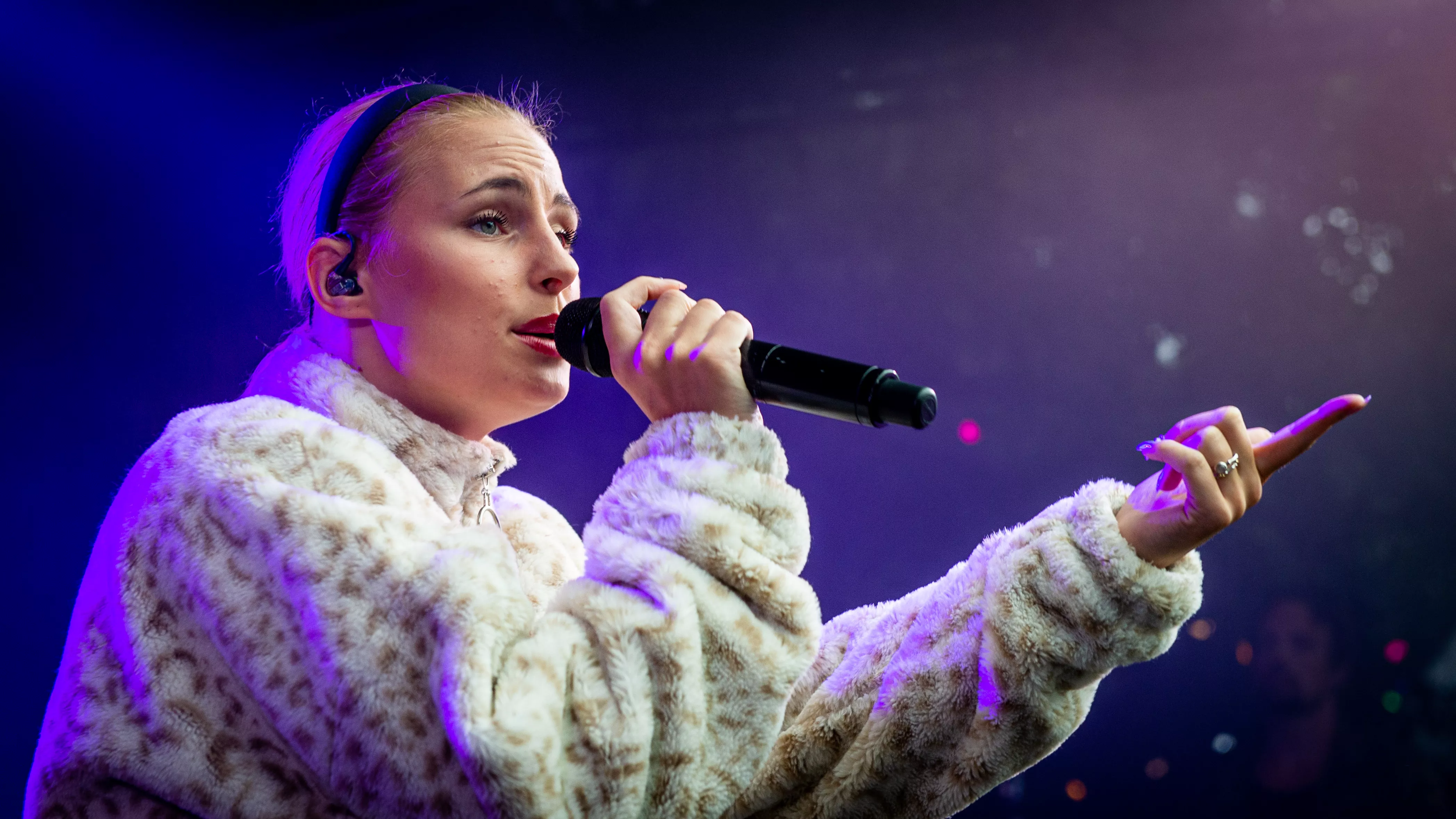 Blondt bysbarn bød op til fællessang