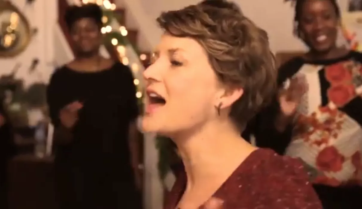 Se gravid Stine Bramsen med gospelkor i ny livevideo