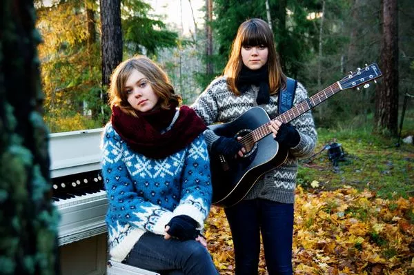 First Aid Kit vender tilbage