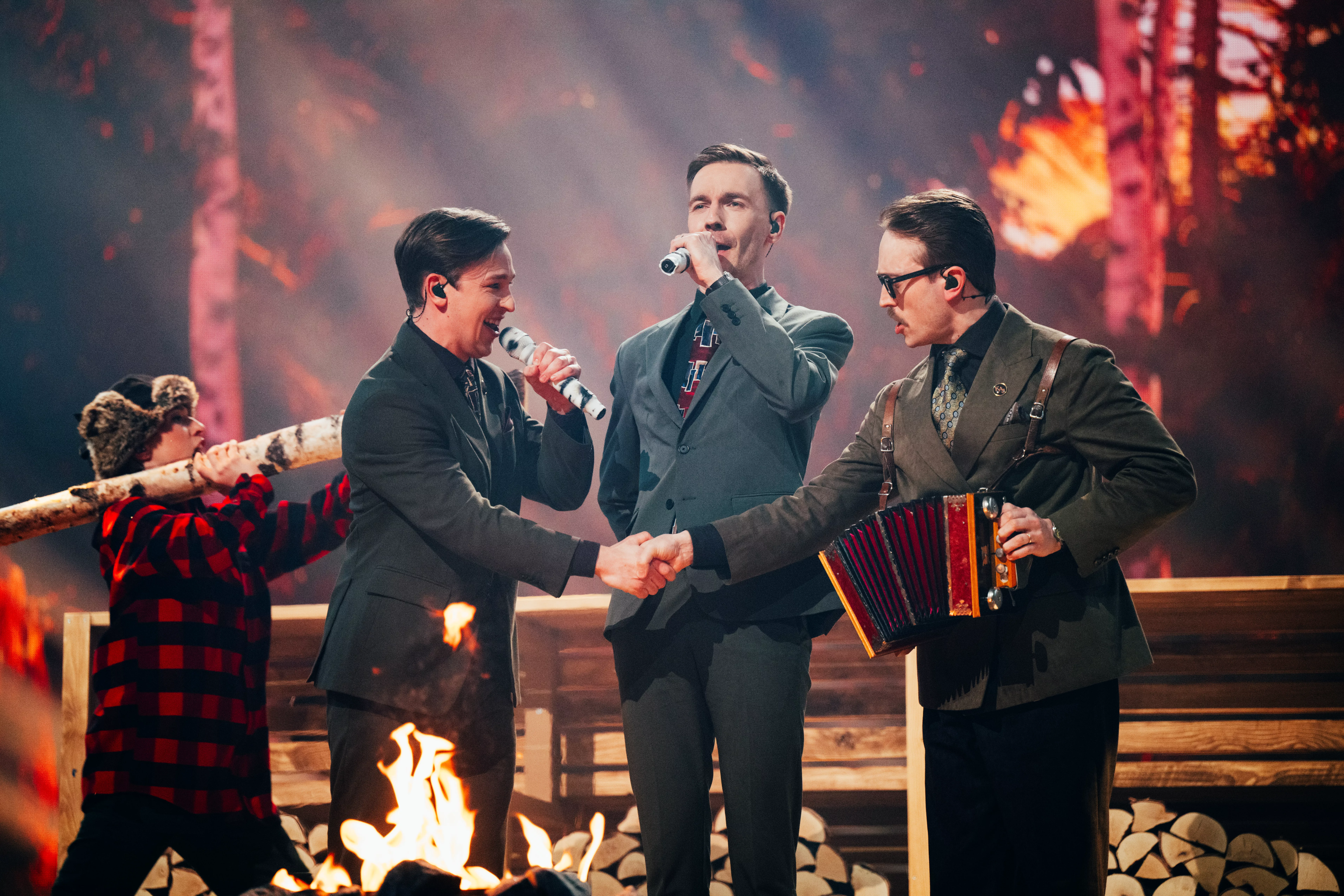 Publikjubel för Kaj – men kritikerna sågar turnépremiären