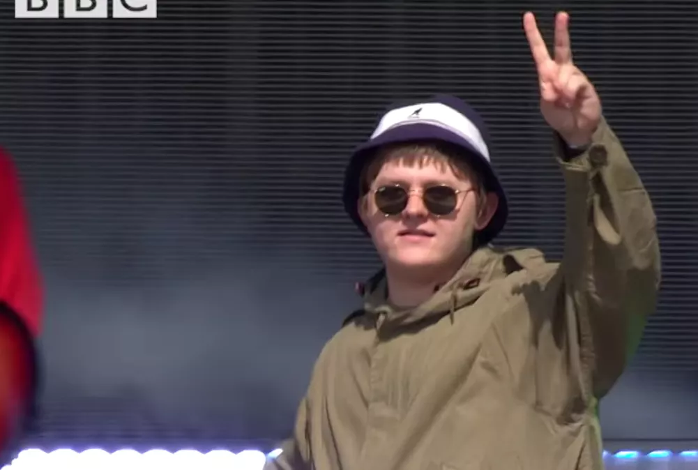 VIDEO: Lewis Capaldi smadrer Noel Gallaghers had med kærlighed og ironi