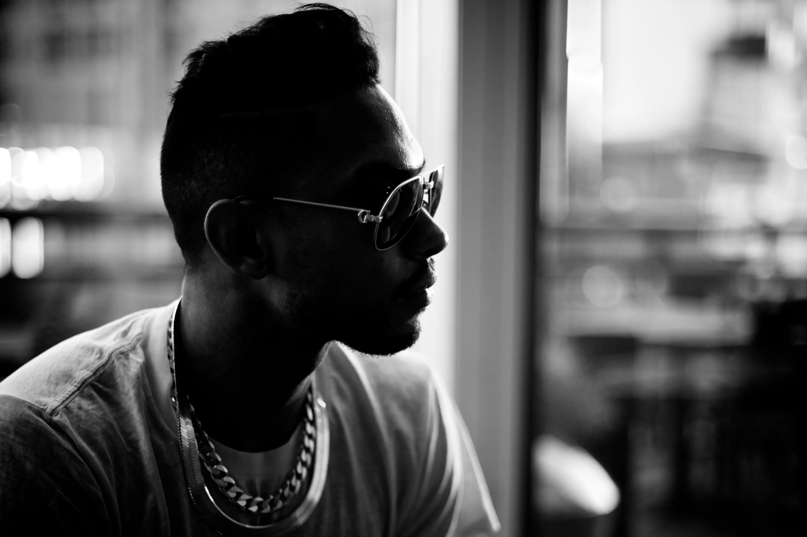 Känd R&B-sångare arresterad