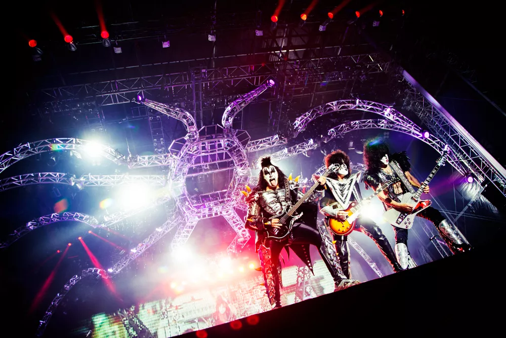 Se Kiss oppføre seg idiotisk over merkelig detalj