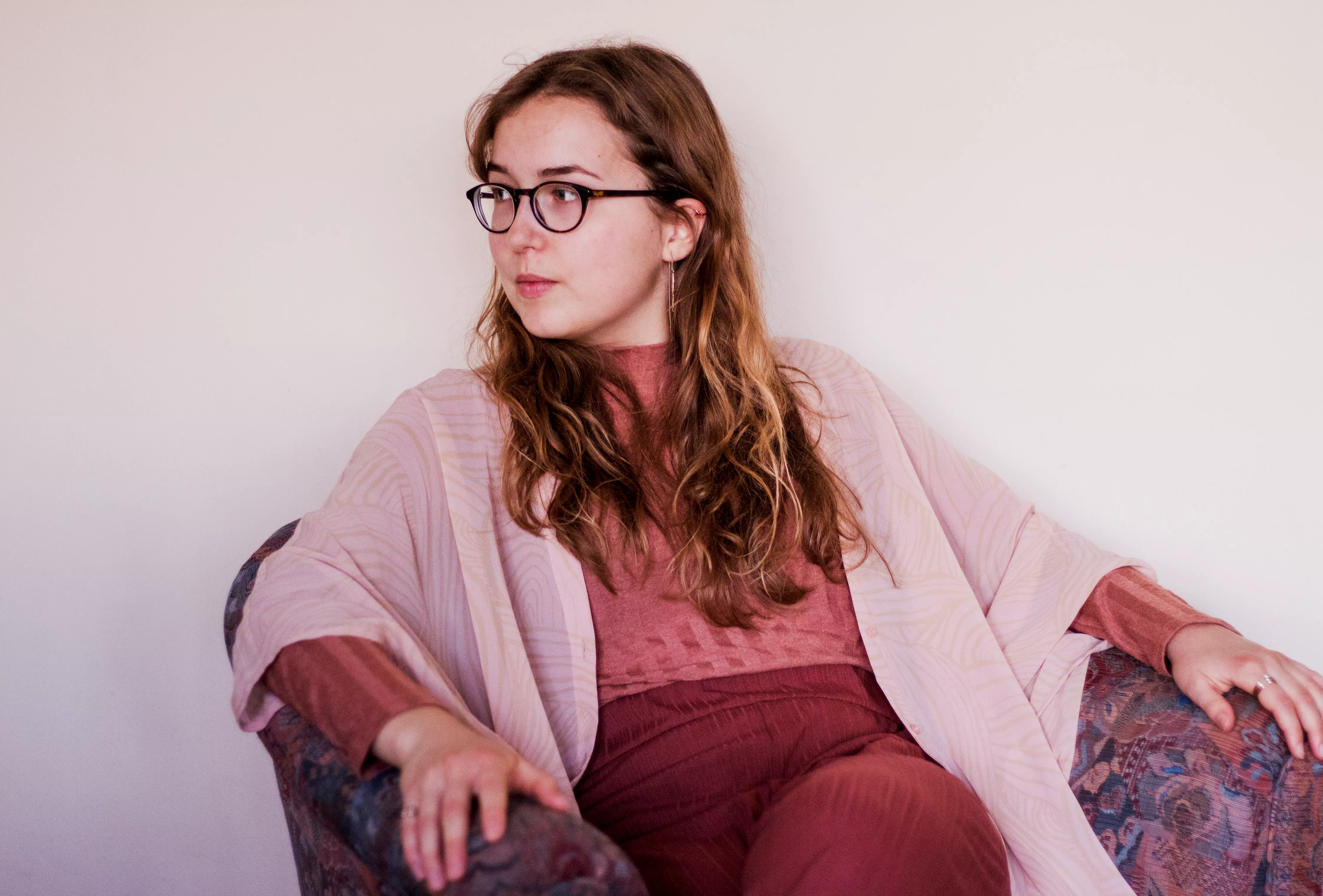 Klædelig, men småkedelig singer-songwriter-debut