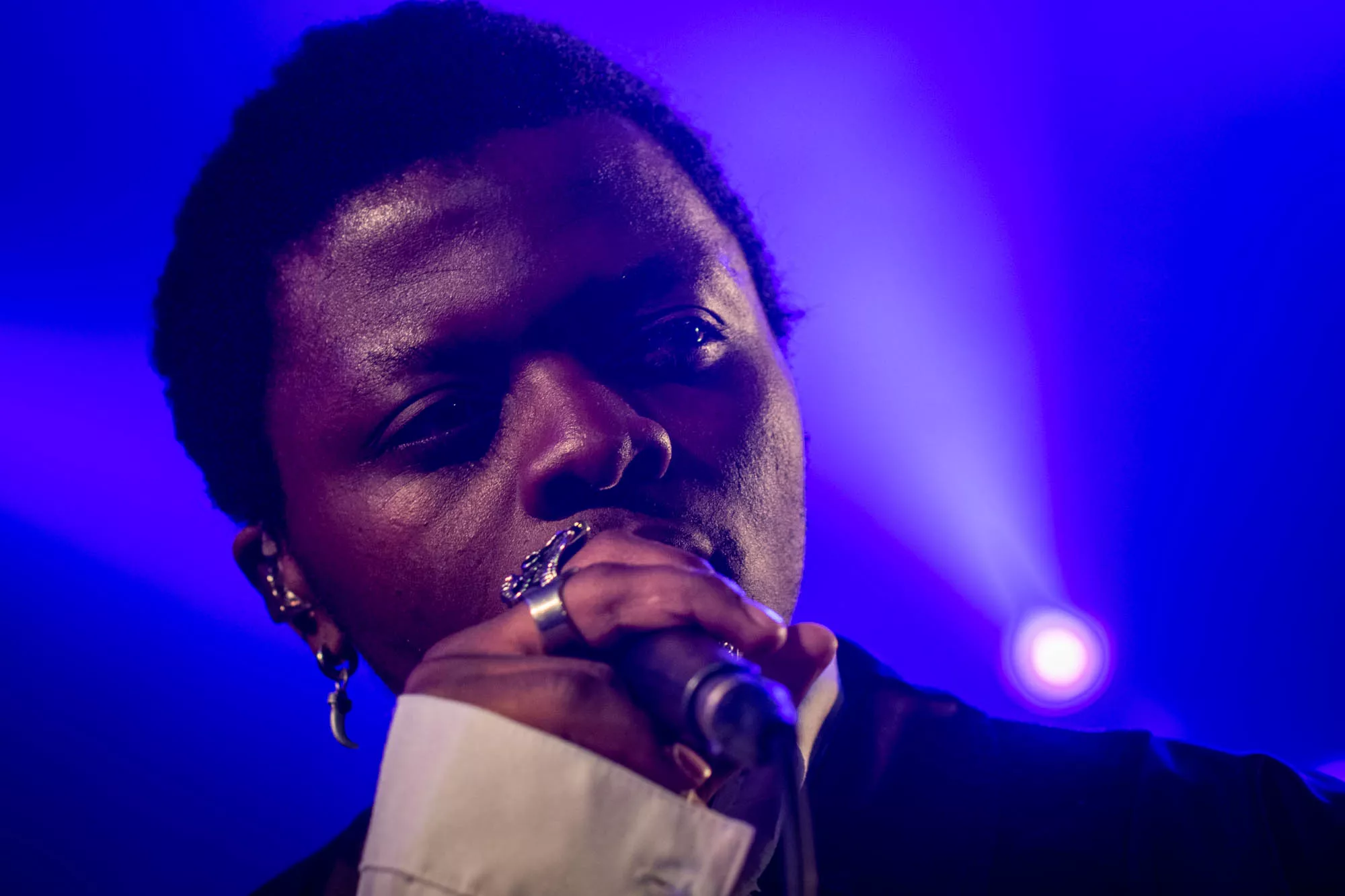 Sensuelle r&b-tekster og nedknappet skjorte