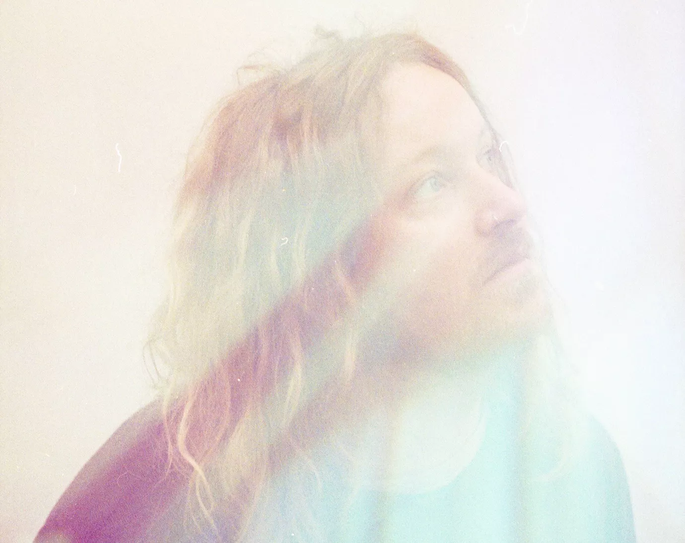 Udflydende, første fulde soloridt fra tidligere loft-dvæler