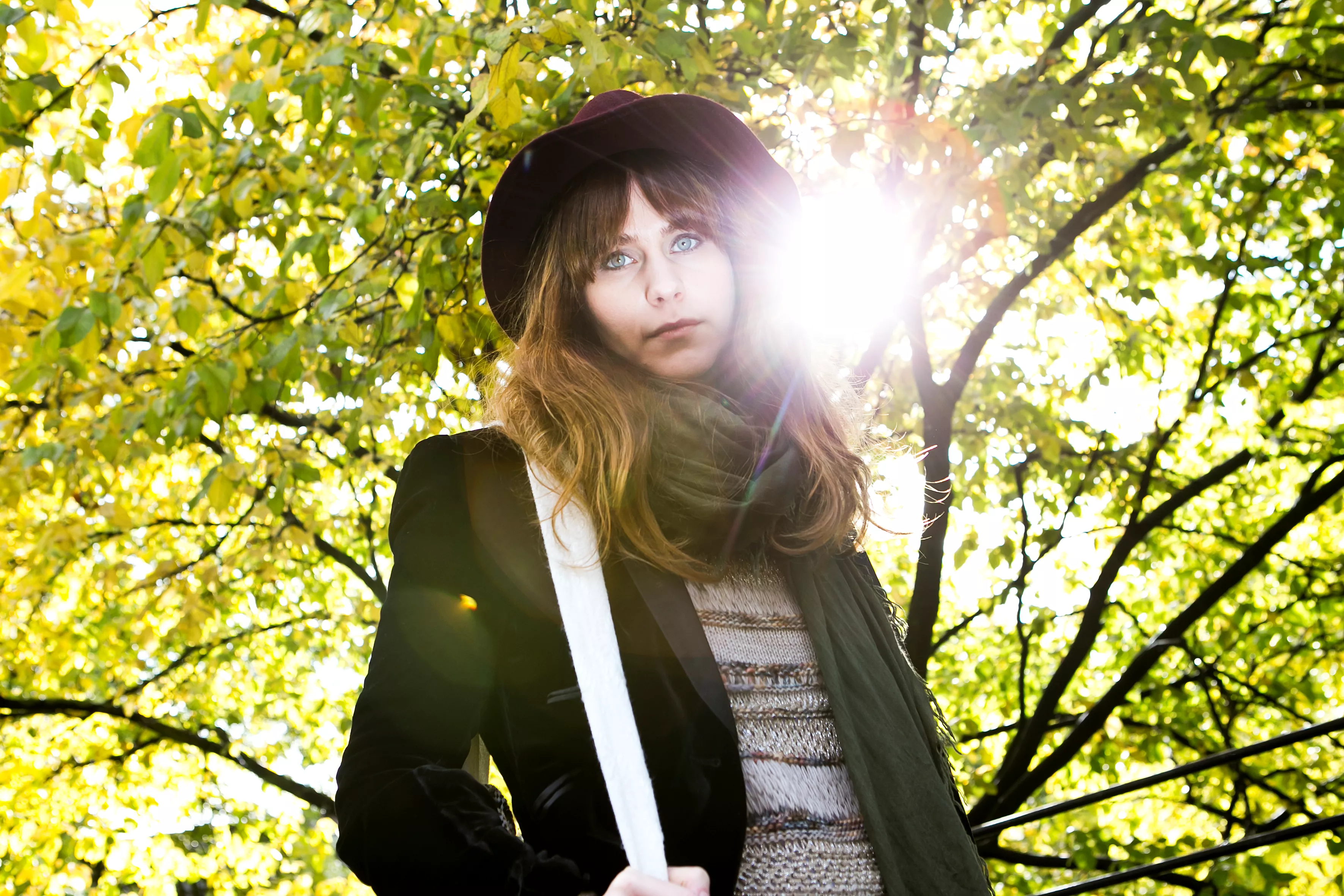 Ida Jenshus synger om de to verdenene hun lever i