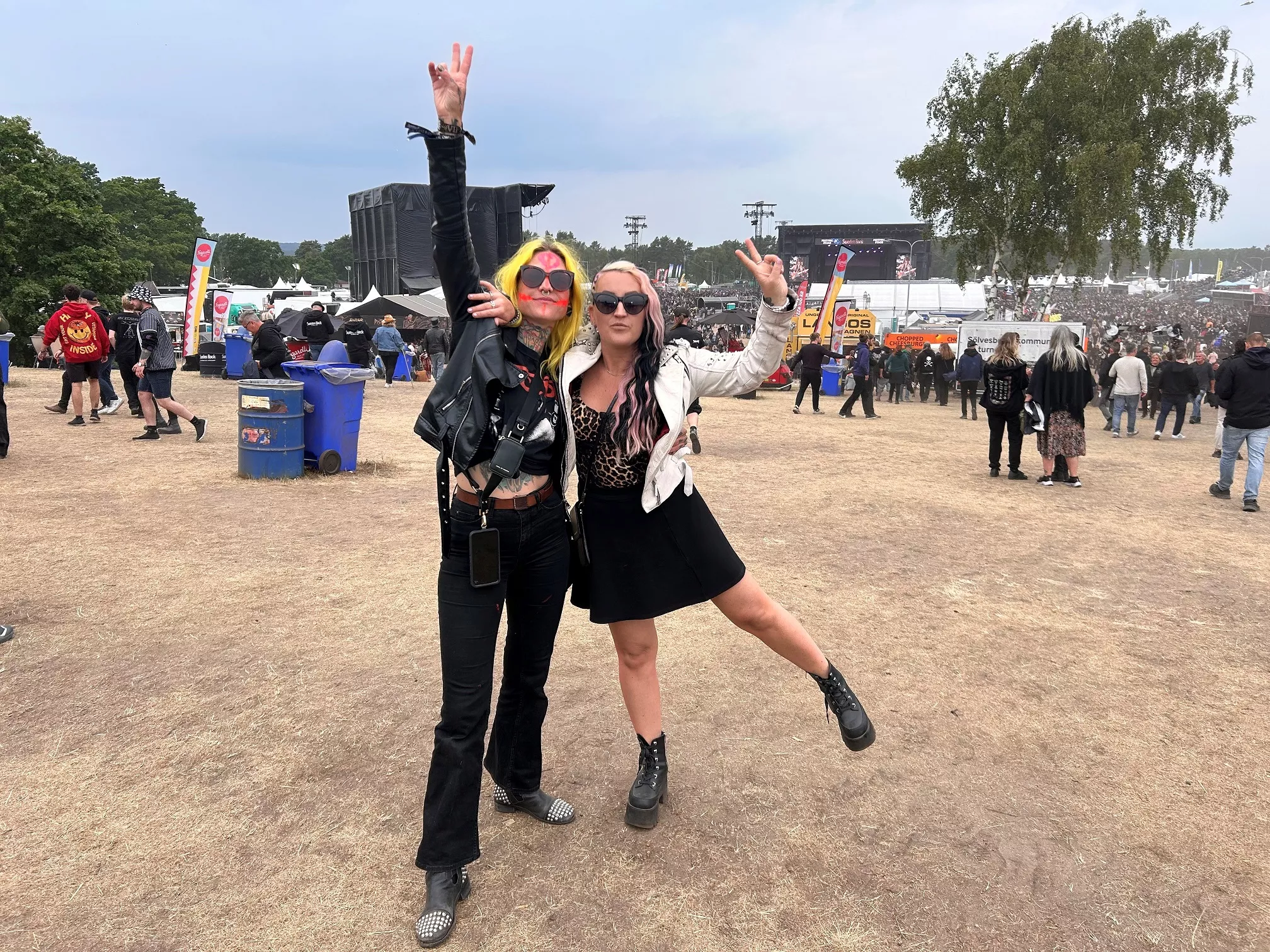 Mirre Sennehed, till höger i bild, på Sweden Rock Festival.
