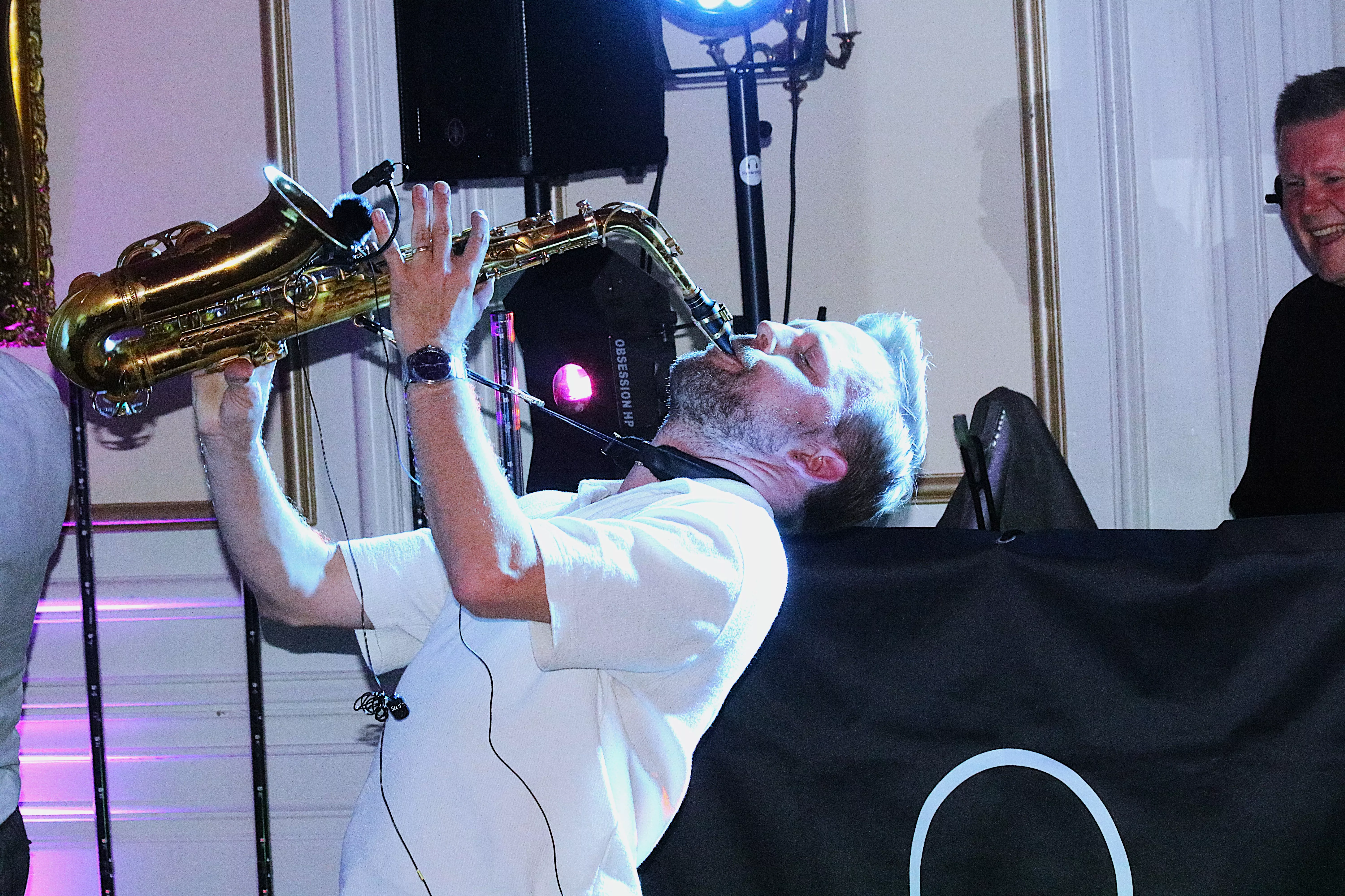 Saxofonist Jeppe Zacho leverer en improviseret solo over et pulserende beat. Som konservatorieuddannet jazzmusiker har han teknik og kreativitet til at tilpasse sin sax-lyd til alt fra blød loungemusik til festlige dance-hits.