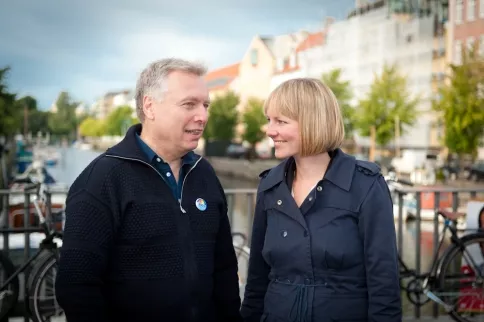 Pladeselskab inviterer til vælgermøde i morgen
