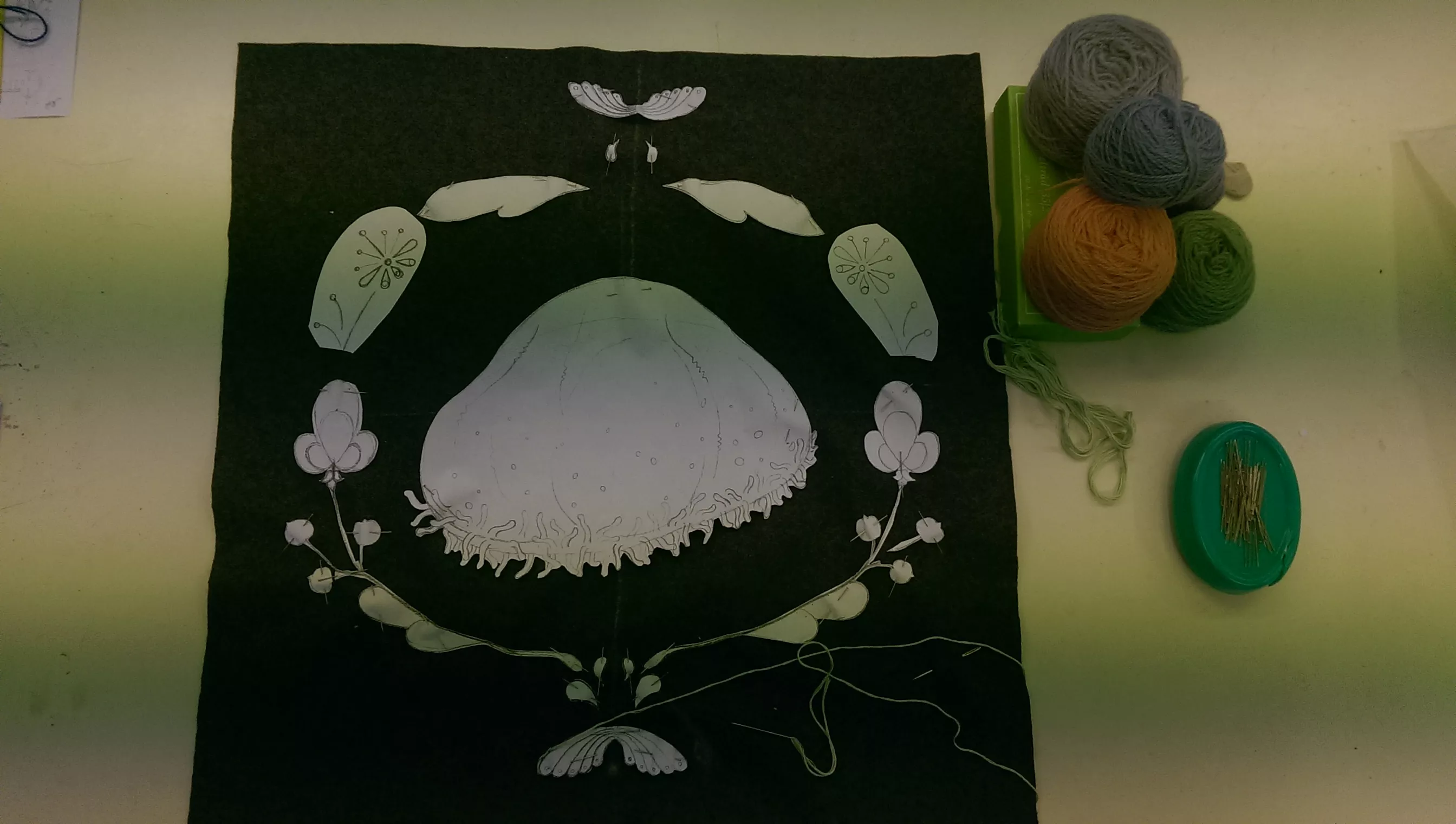 Hon broderar med Kent som inspiration