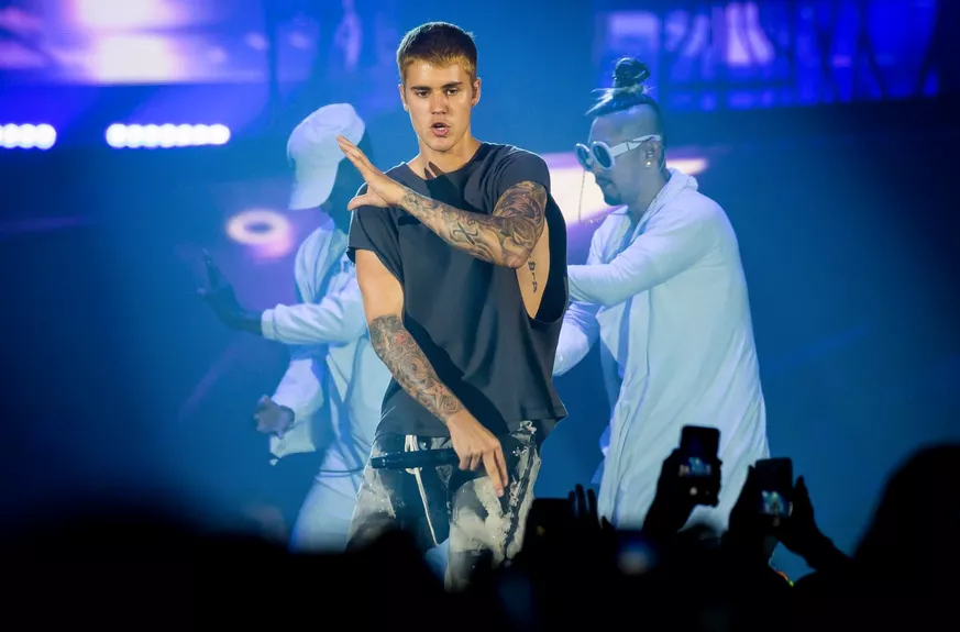 Se Justin Bieber som barpianist