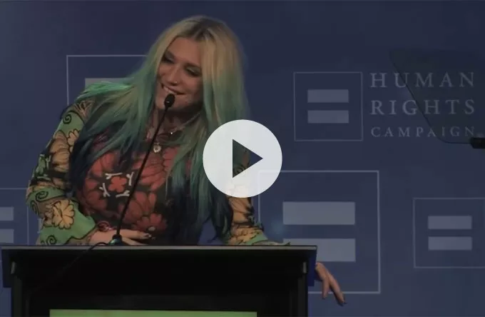 Video: Se Keshas rørende tale for organisationen Human Rights Campaign