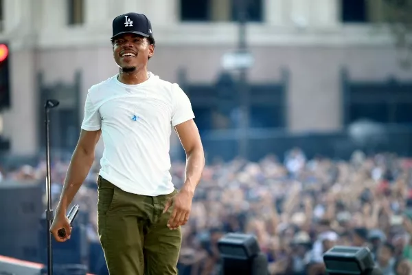 Chance The Rapper stopper fan som stormer scenen