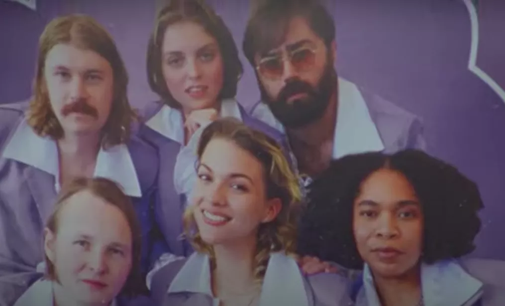 Tove Styrke startar dansbandet Tove Styrkez – som chockar publiken