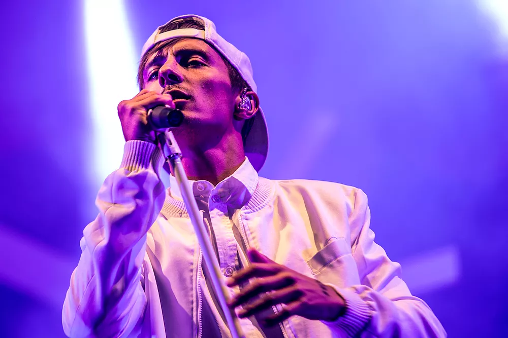 Hör Daniel Adams-Ray första gången – på engelska