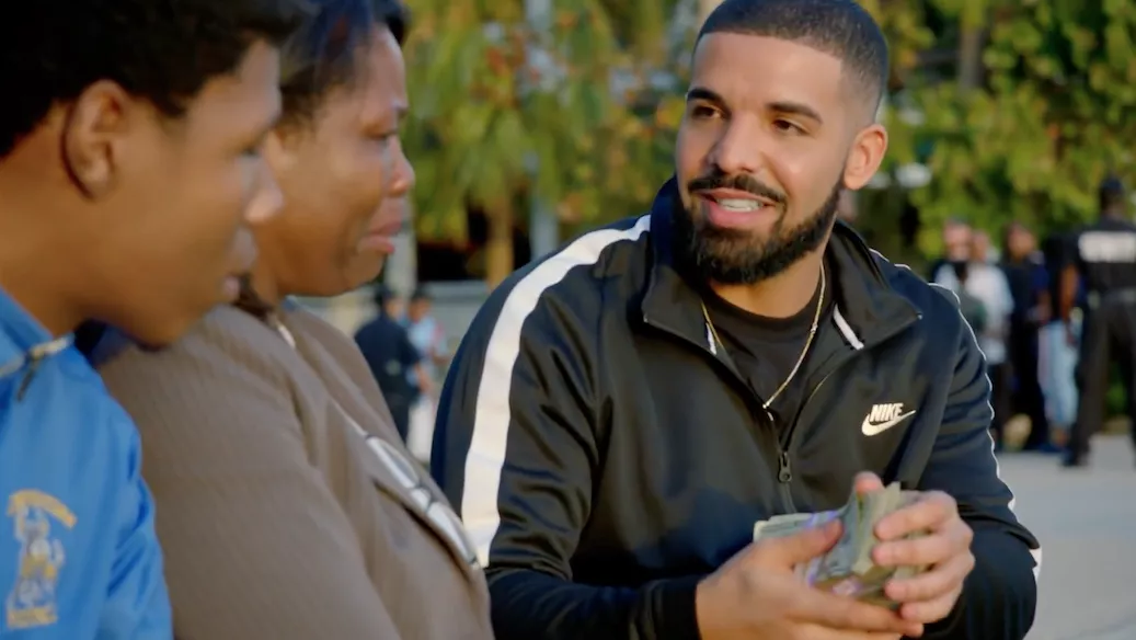 Se Drake indtage rollen som den moderne Robin Hood 