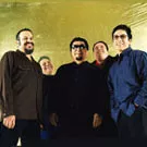 Los Lobos hjælpes af stjerneparade