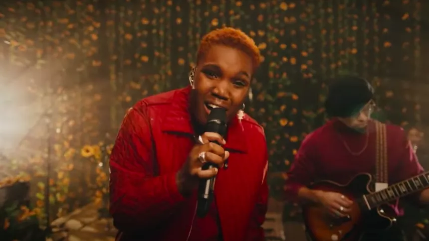 Se GAFFA-Prisen-aktuelle Arlo Parks optræde hos Jimmy Fallon 