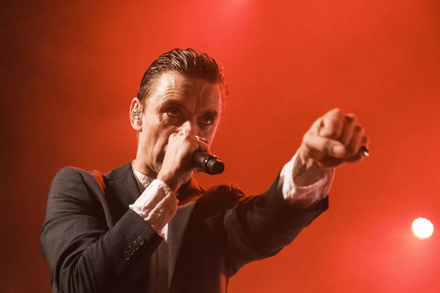 Kong Alkohol i munkekutte og alle de andre bed fra sig