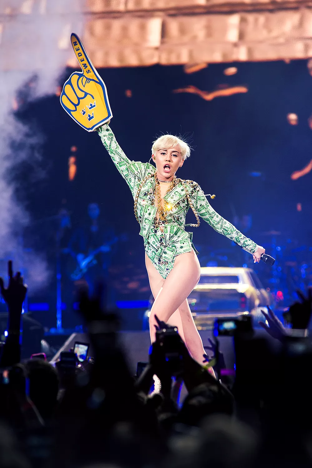 Miley Cyrus upprör med flaggsmiskande