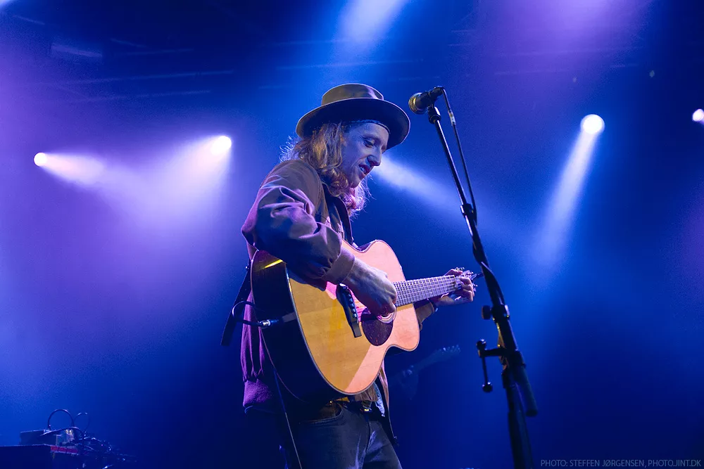 Jonas Alaska optræder med Folkeklubben og engelske Lau