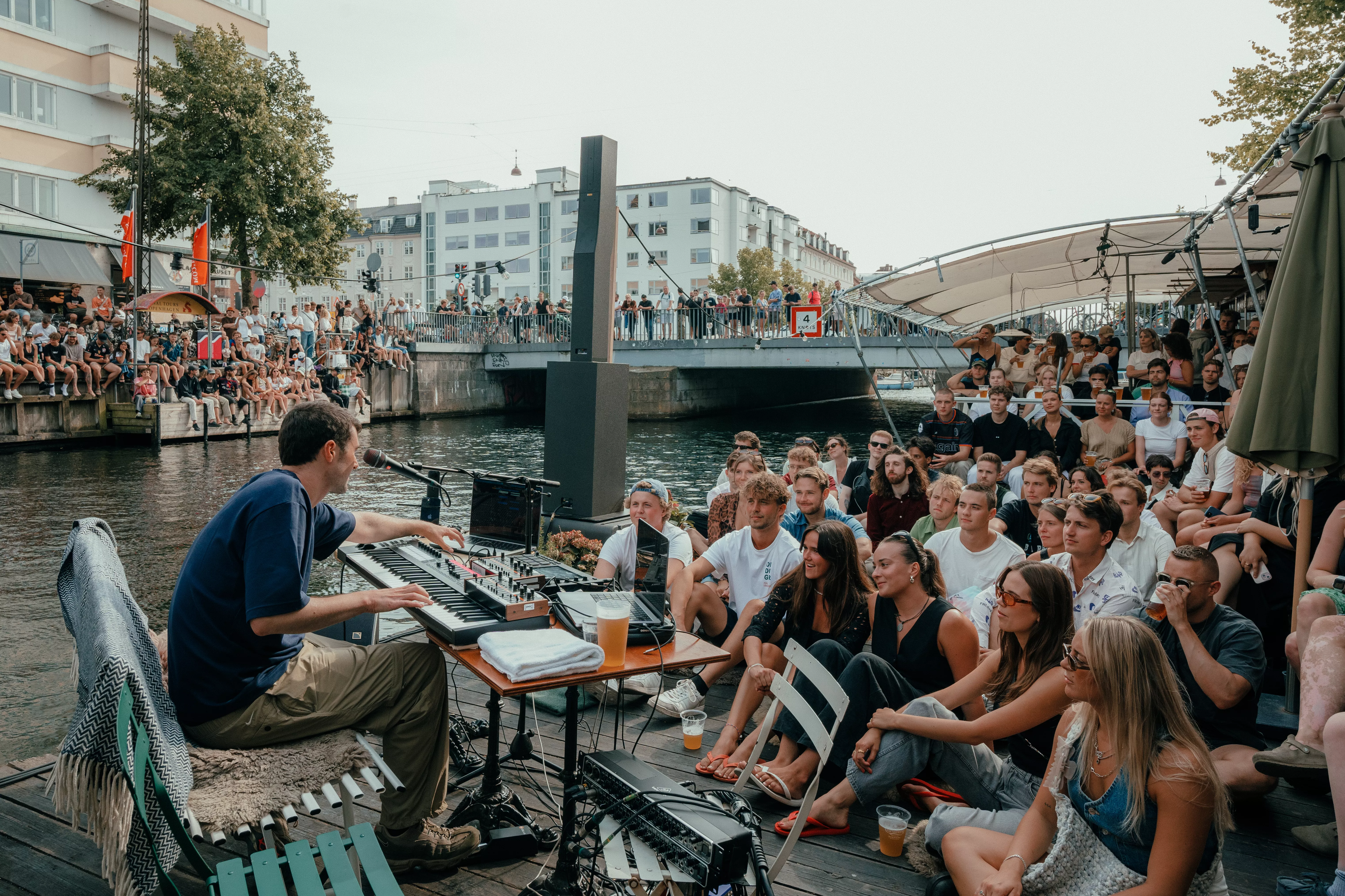 SE BILLEDERNE: Fred Again overrasker med pop-up koncert i København