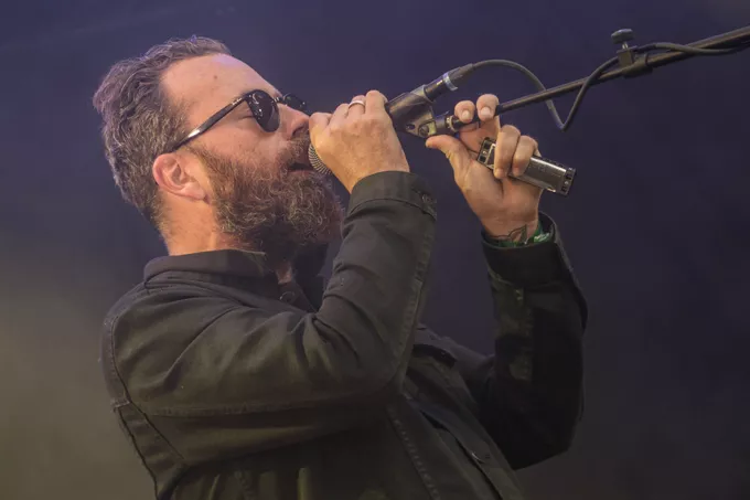 Improvisationsglad eftermiddagskoncert med to mænd, mundharpe og maskinpark