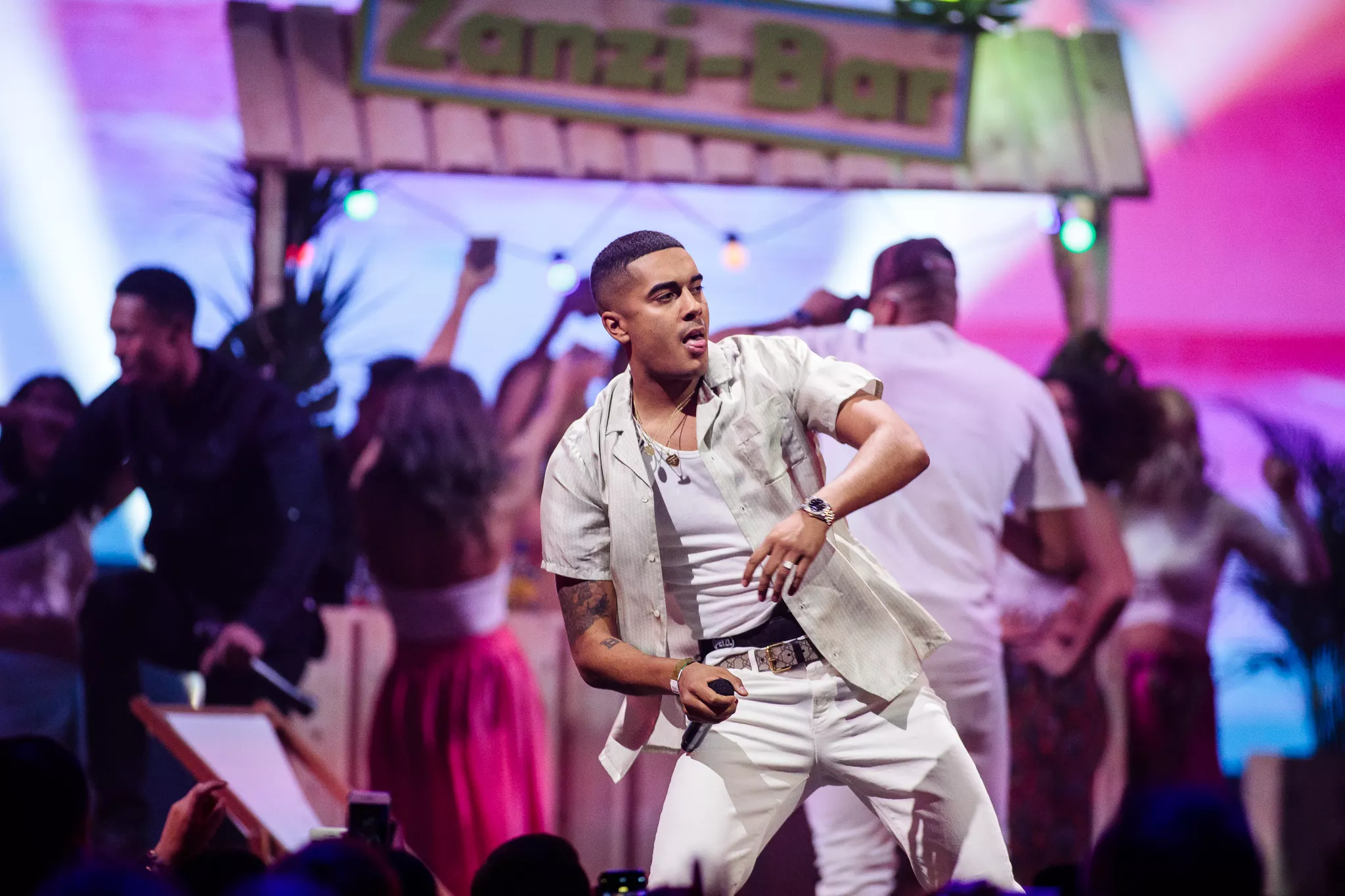 Kesi optræder med fem intimkoncerter til efteråret