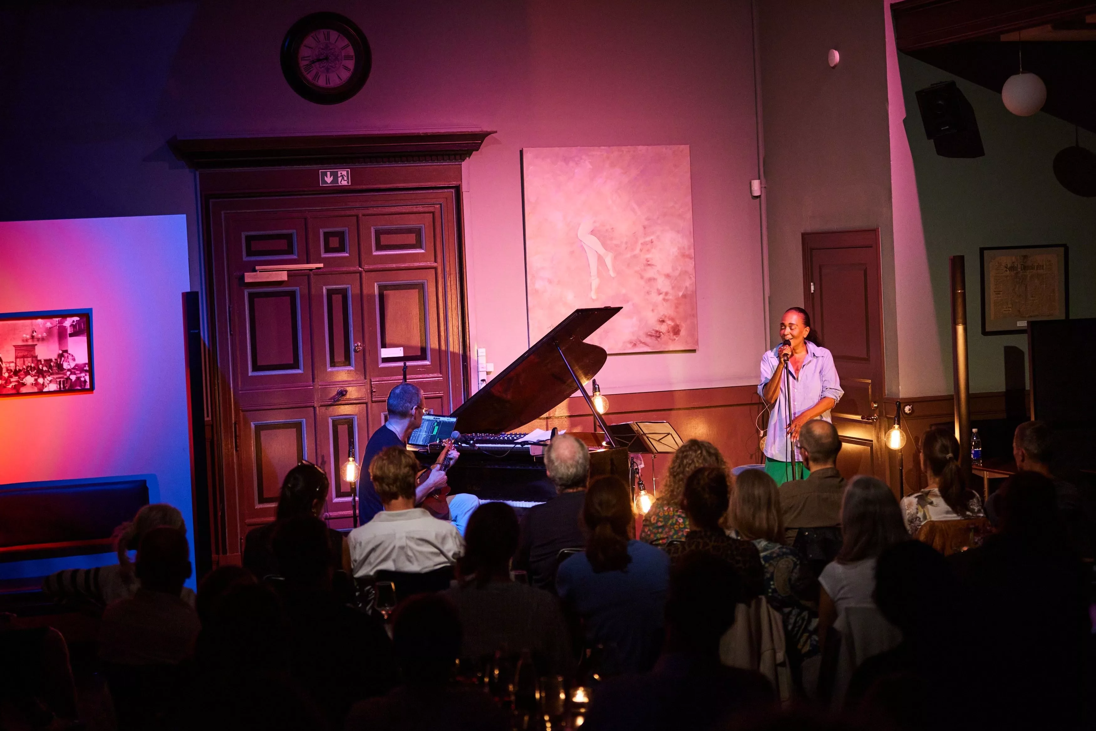 Caroline Henderson spillede en Women in Office-koncert i august 2023