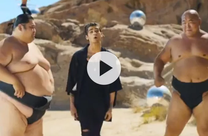 Se One Directions nye video – med sumobrydere og Hollywood-stjerne