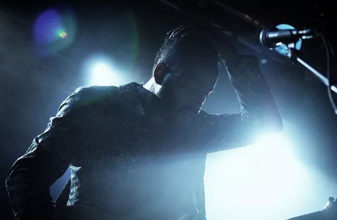 Indie-stjerne bliver opereret efter busulykke