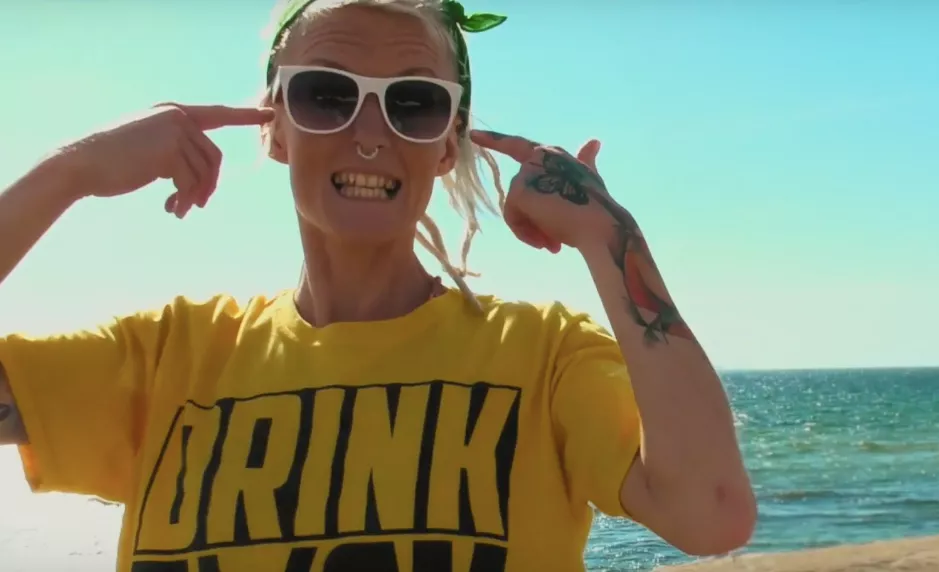 PREMIÄR: Skatepunk och sommarvibes från Death By Horse