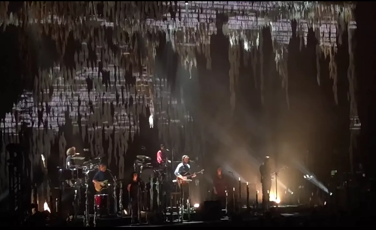 Se Bon Iver spela osläppt låt