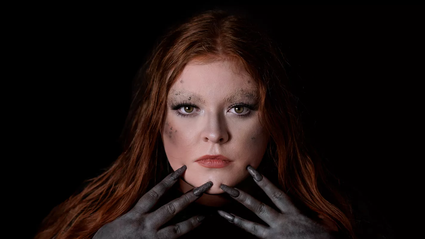 Intervju med Sjana Rut: "Ibland är det bättre att skratta för att behålla sitt förstånd"