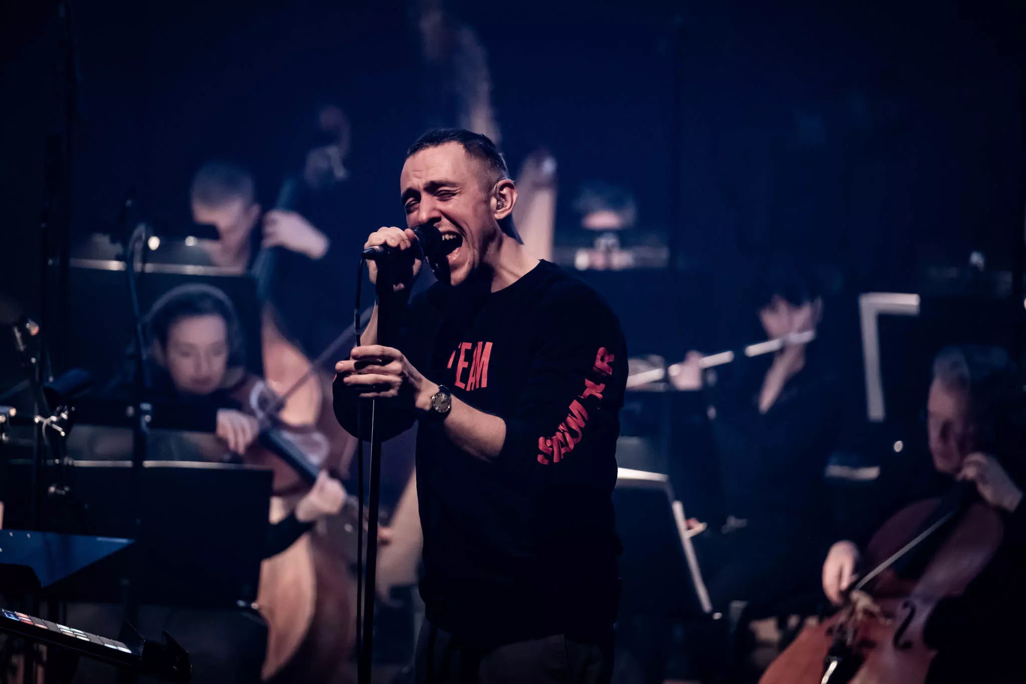 Storladent og samtidig distanceret