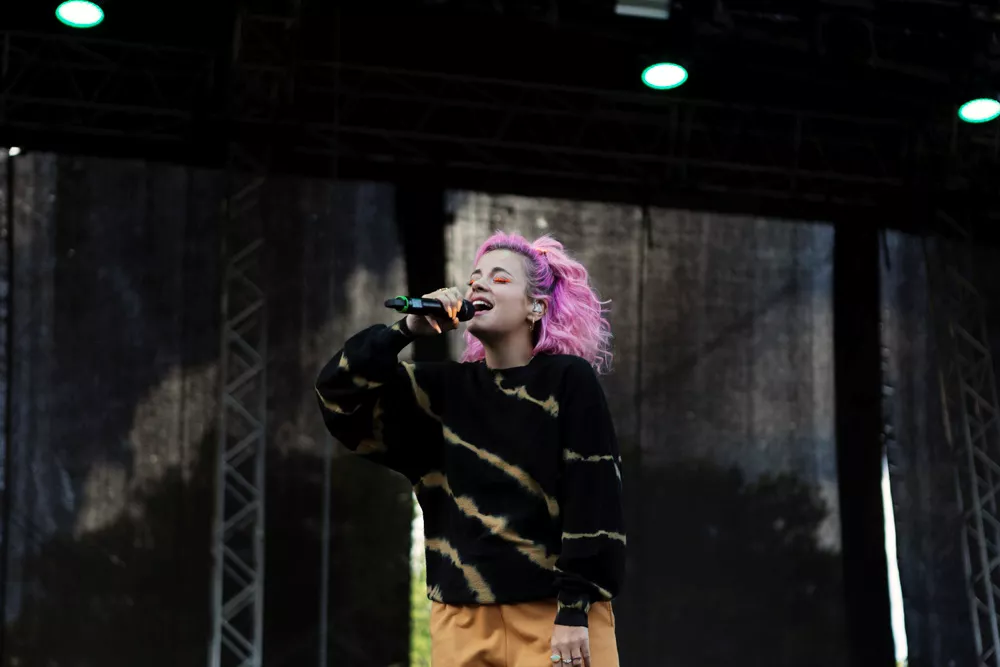 Det krävs tålamod för att få visa fingret