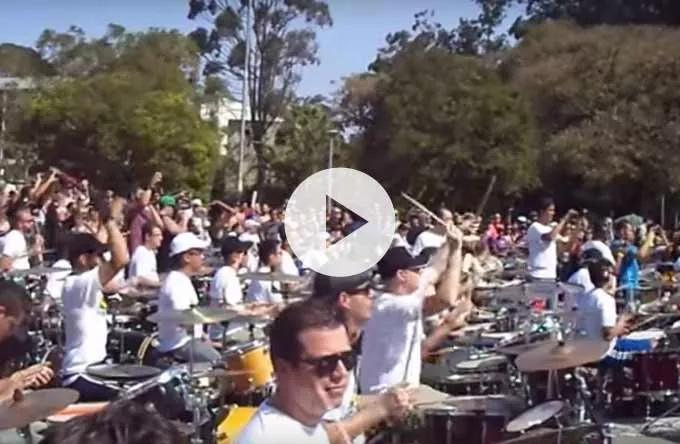 Se 156 trommeslagere spille AC/DC og Megadeth