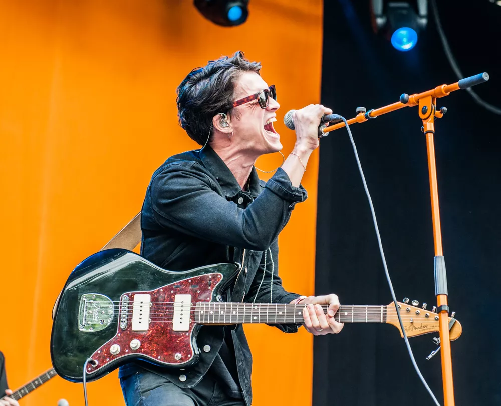 Presenterar akustisk turné