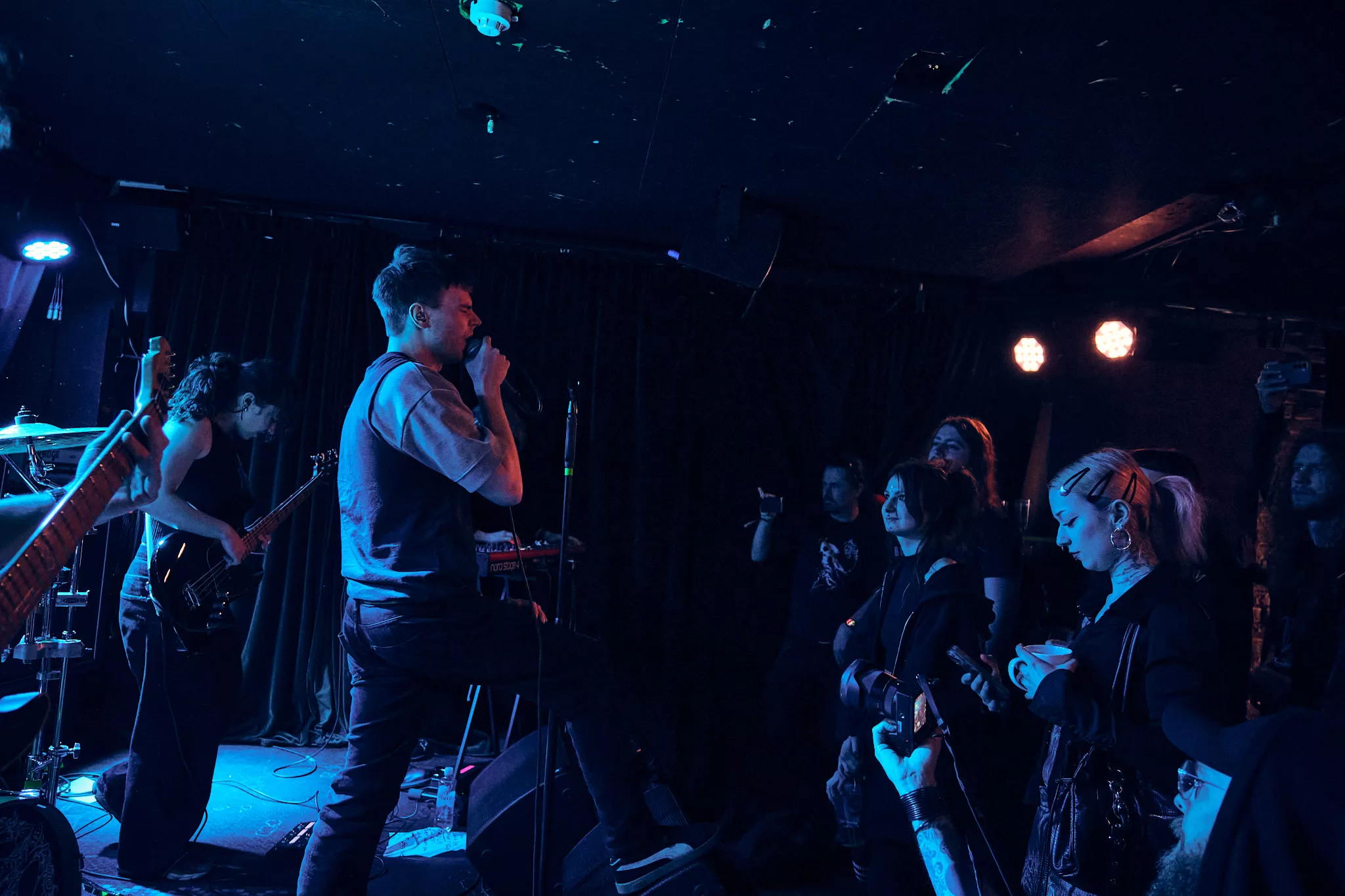 red.: Til deg med tekopp som står på mobilen: Kanskje ikke stå heeeelt foran scenen, hvor fotografer ofte prøver å få bilder av artist og publikum? Alle de liggende bildene fra konserten inkluderer deg som taster, og vi må bruke liggende bilde til header. Bare noe å tenke på til neste gang!