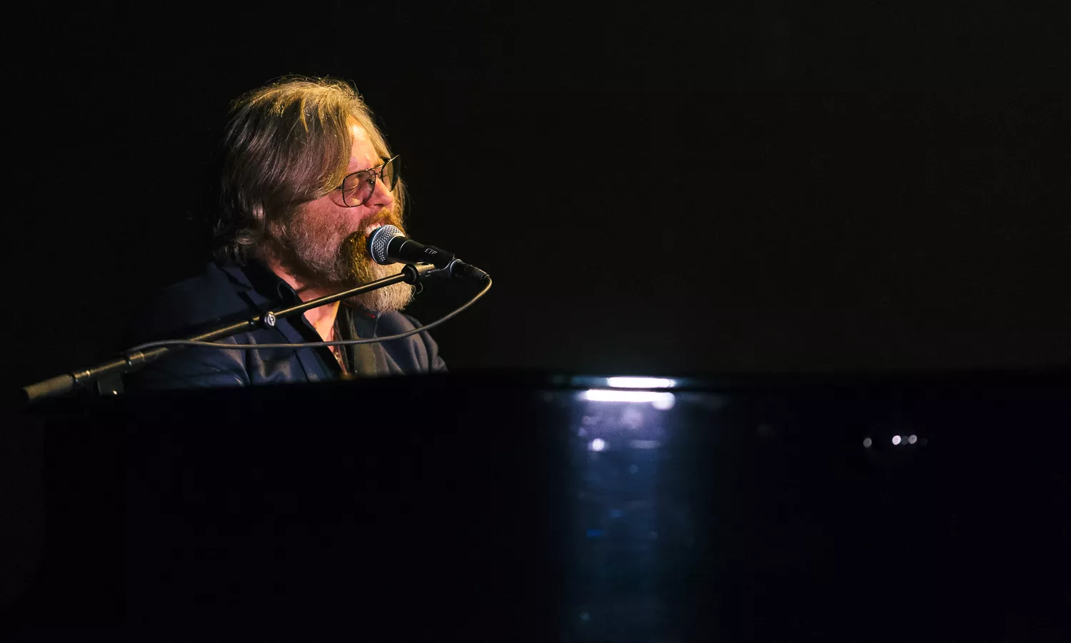 Sangskriveren lægger kriserne bag sig og hylder livet midtvejs