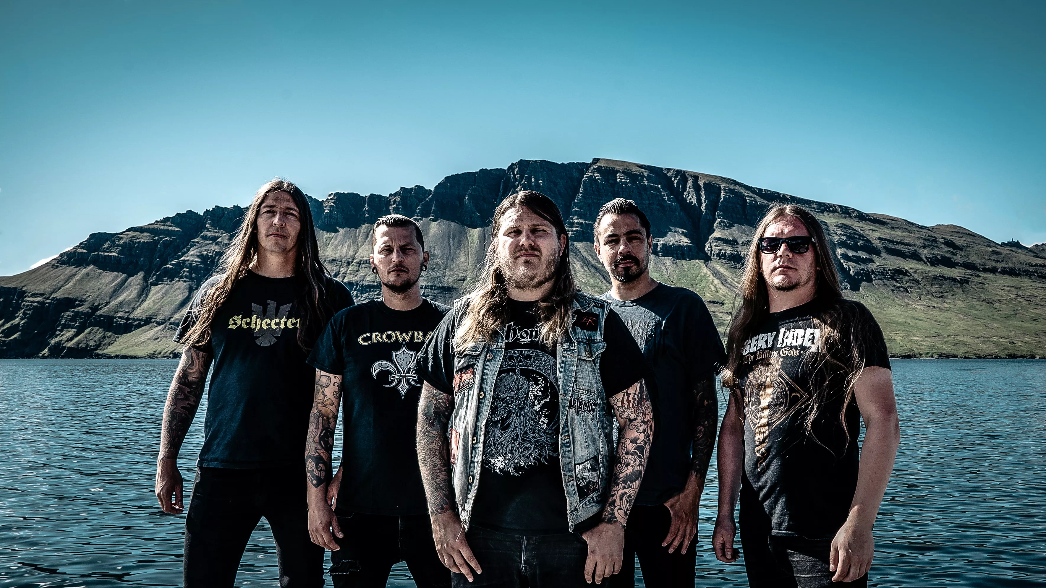 ANMELDELSE: En lige højre i tindingen