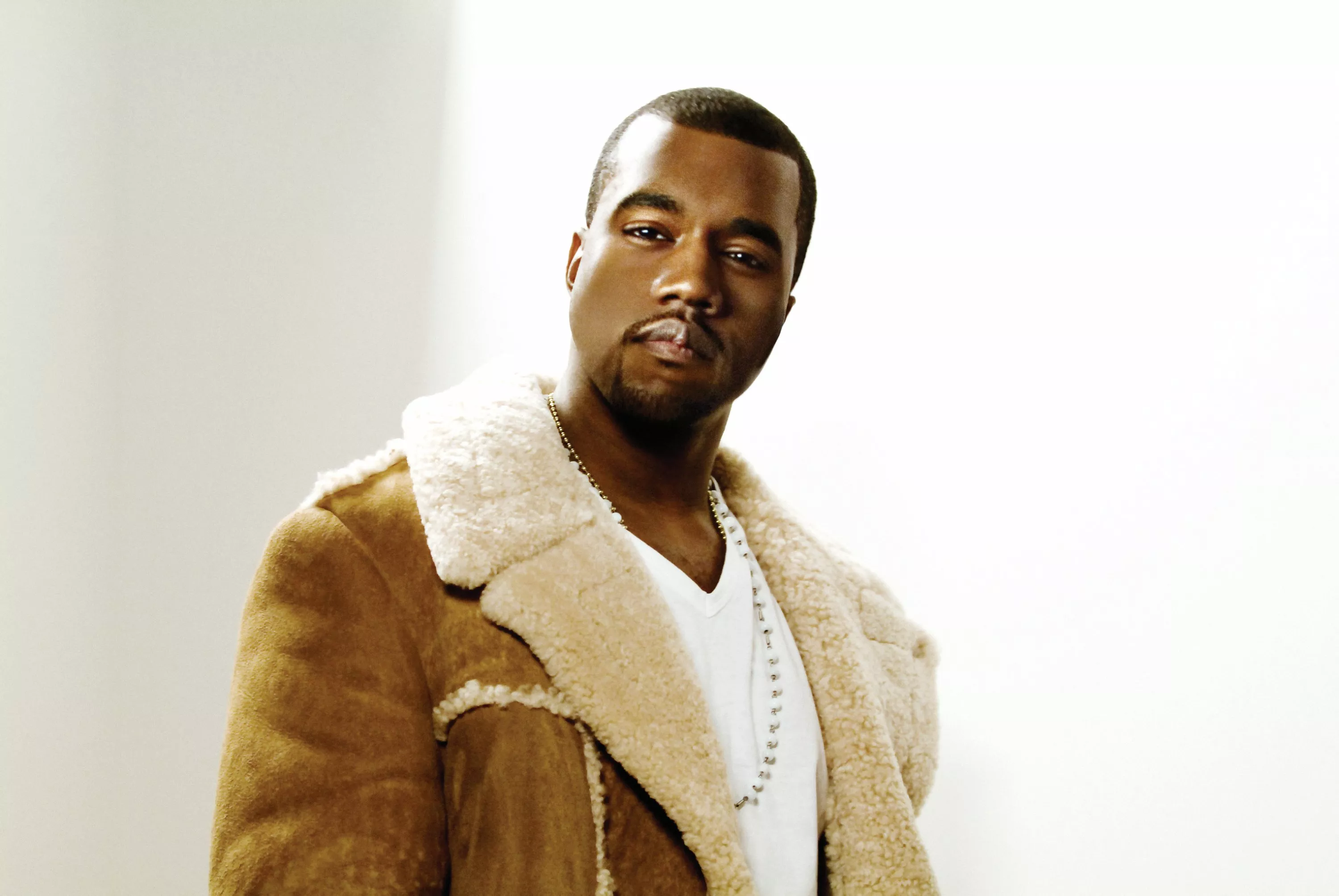 Se fan forsøge at kravle op på Kanye Wests flyvende scene