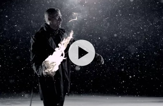 Se L.O.C sætte ild til kvinde i ny video