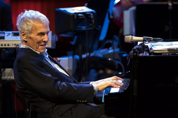 Legendarisk sangskriver til Danmark