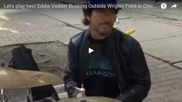 Se Pearl Jam-sångaren som gatumusikant